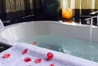 广州黄埔区水疗池中的失重冥想：当身体学会漂浮